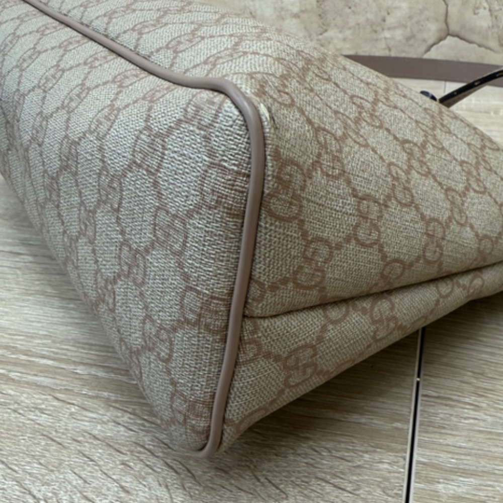 Gucci Cream Shoulder Bag with Monogram and Leather Trim - Picture 5 of 9